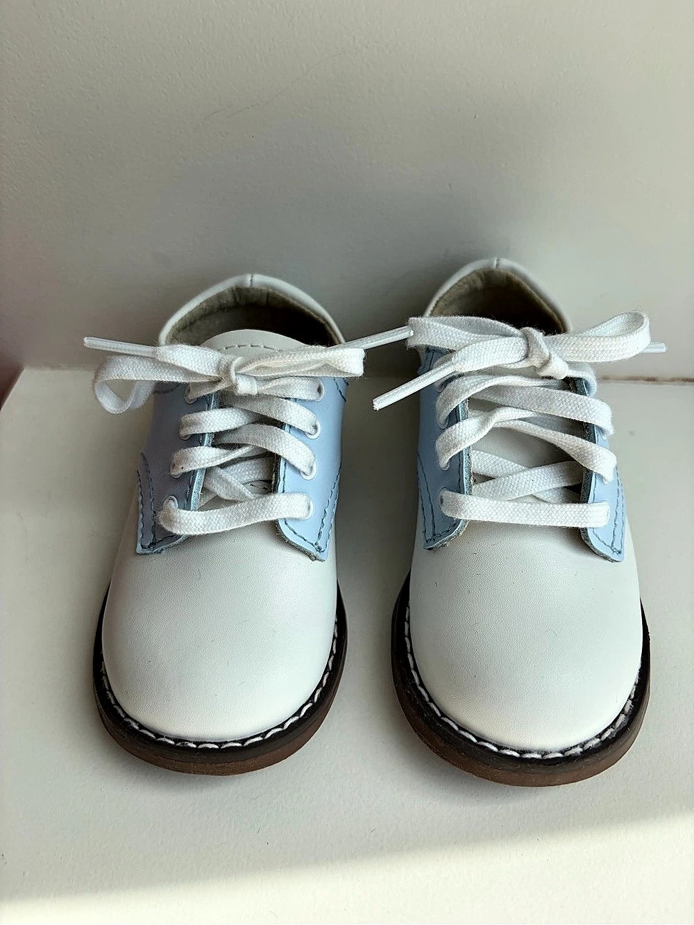 Footmates white and blue classic lace-up dress shoes in toddler size US 5